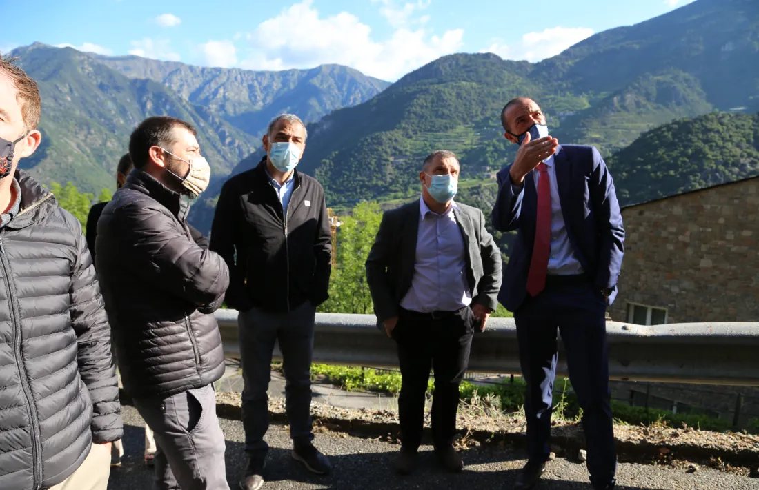 El ministre Jordi Torres i el cònsol major, Josep Major, a la zona on s'ha hagut de tallar la carretera..