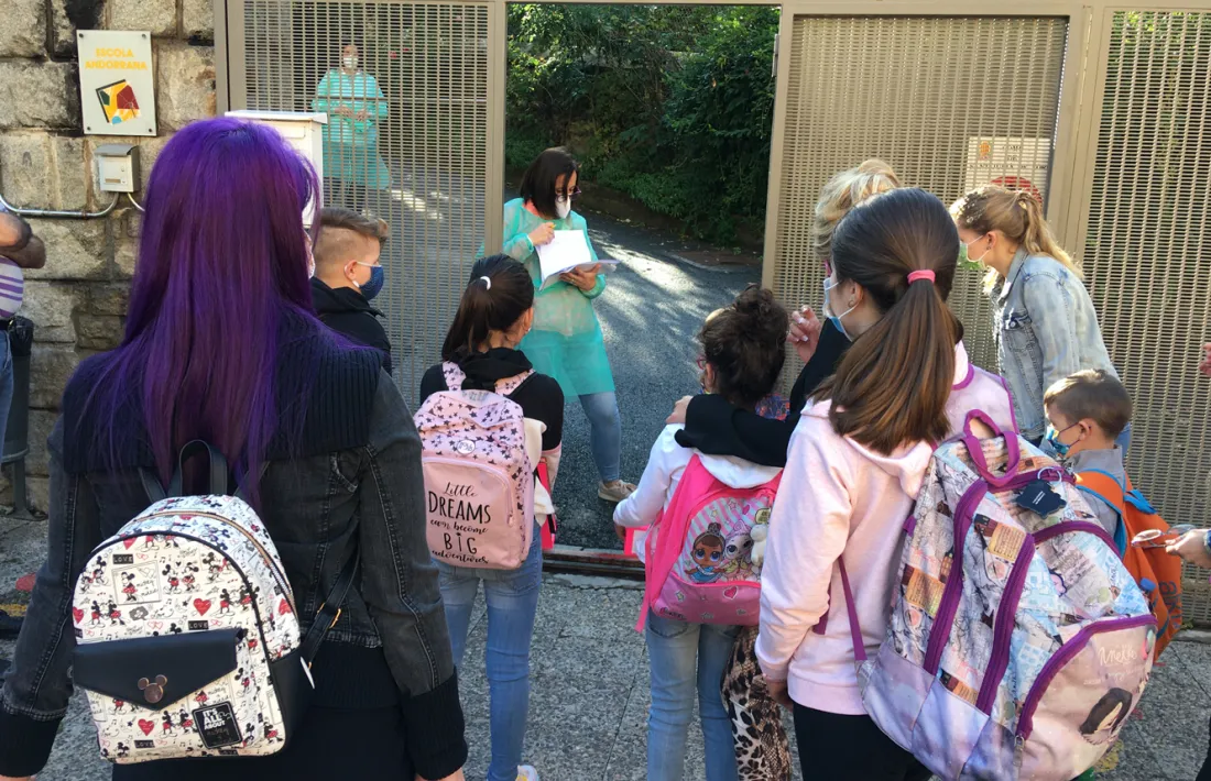 Els infants comencen a entrar a l'escola amb mesures d'higiene i seguretat.