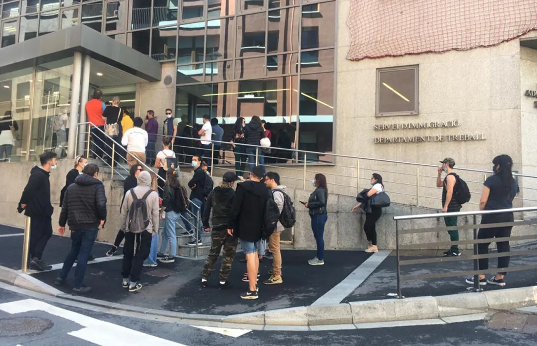 Cua a l'exterior del Servei d'Immigració.