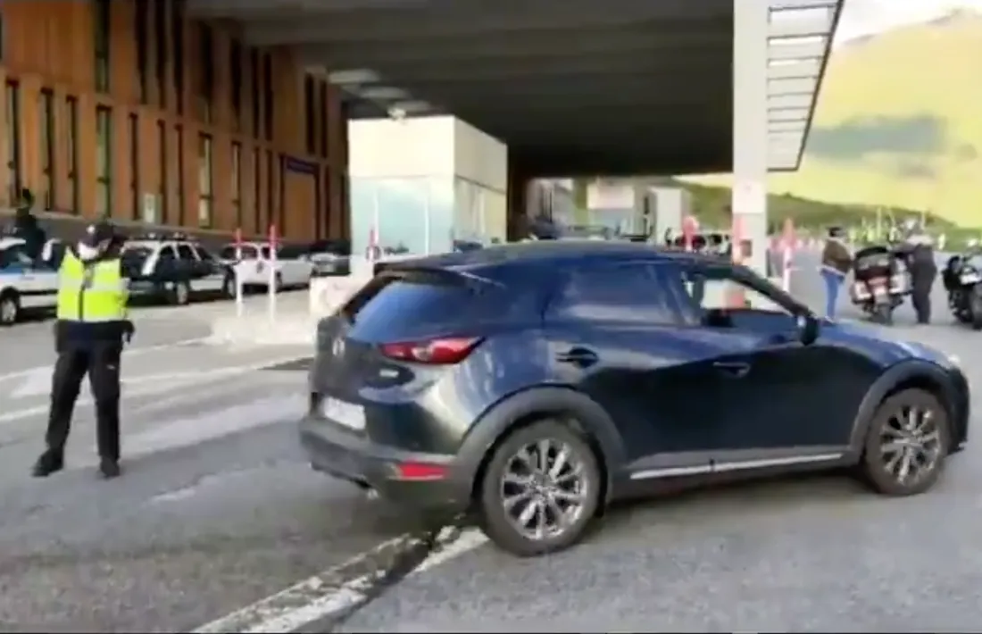 Un agent de la policia a la zona fronterera amb França, ahir.