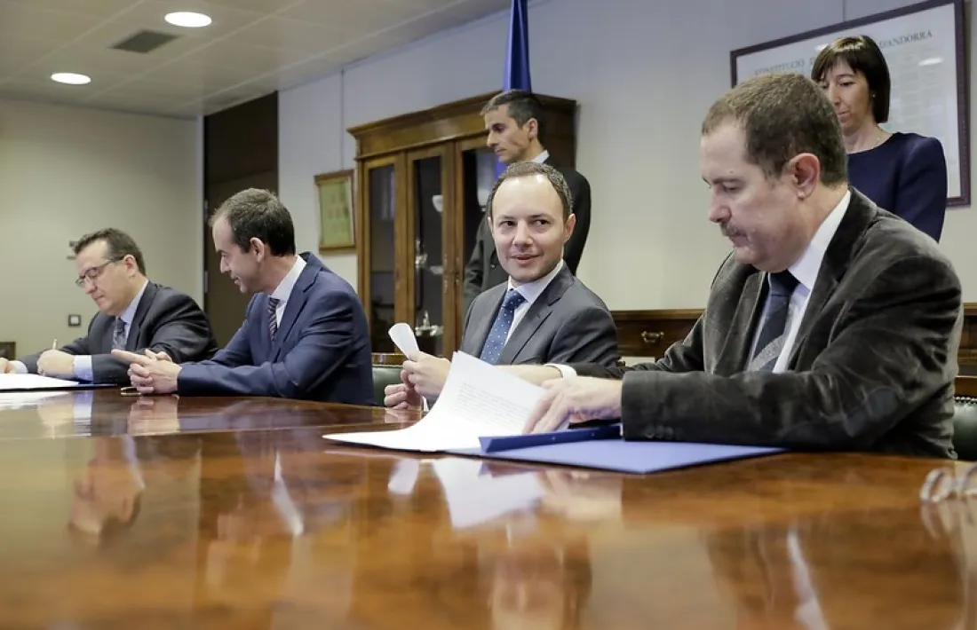 Estañol (a la dreta) en un acte.