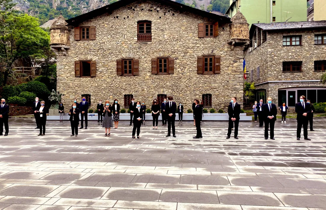 Els parlamentaris han mantingut el minut de respecte a la plaça del Consell