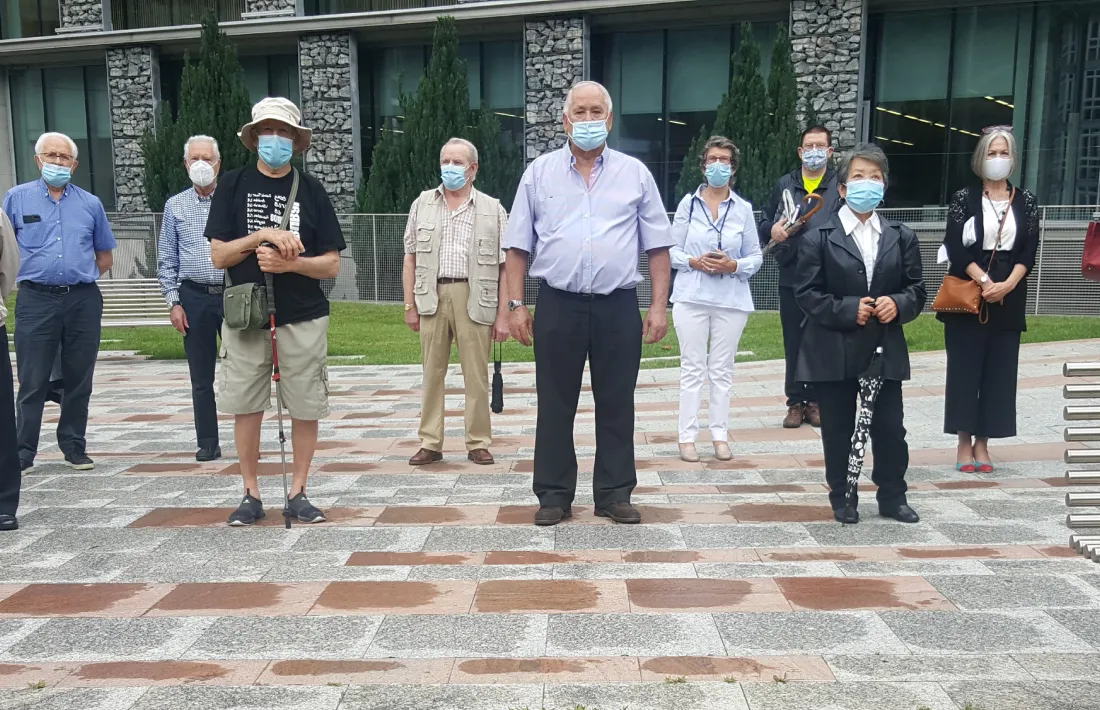 La plaça Lídia Armengol va ser el punt on els representants de les associacions de gent gran van fer públic el seu condol per les víctimes.