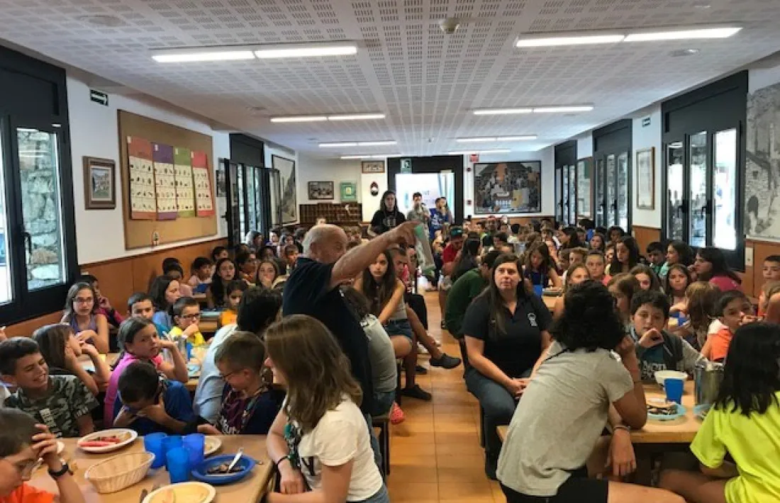 Mossèn Ramon, al centre de la imatge, en la visita que el bisbe Vives va girar l’estiu passat a la casa de colònies.
