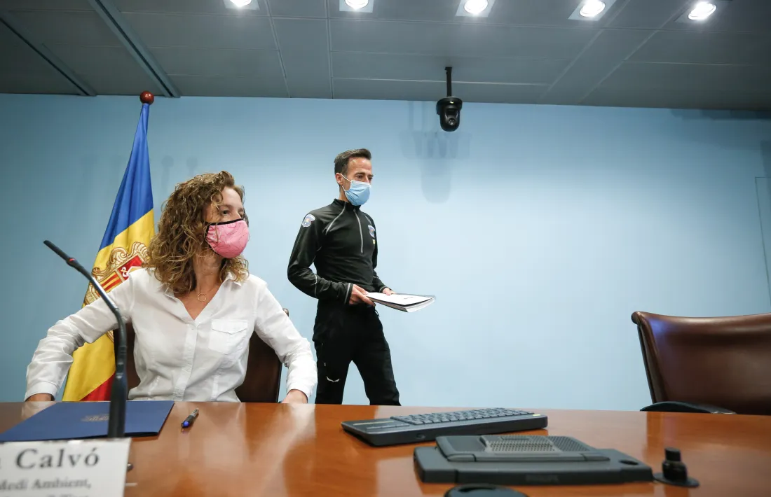 La ministra Sílvia Calvó i el director del cos de banders, Ferran Teixidó, van presentar la modificació de la llei del cos.