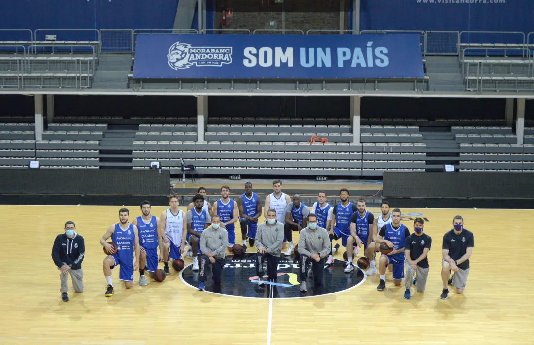 La plantilla i el cos tècnic del BC MoraBanc va ‘emular’ Martin Luther King Jr.