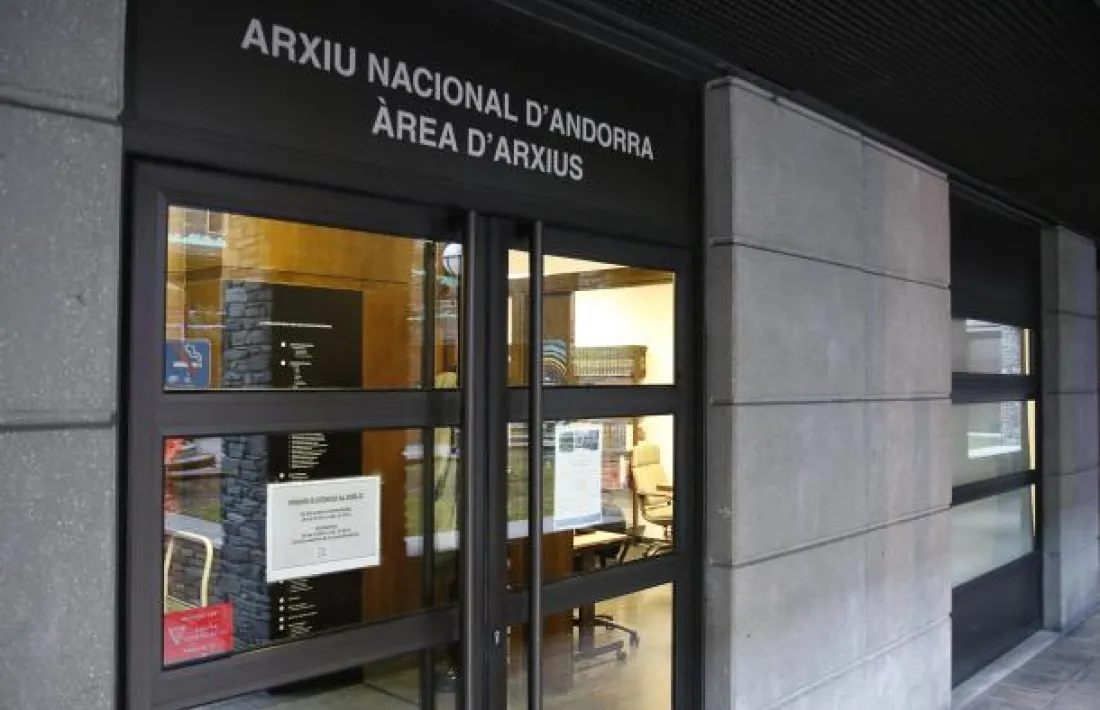 Vista de l'entrada a l'Arxiu Nacional.