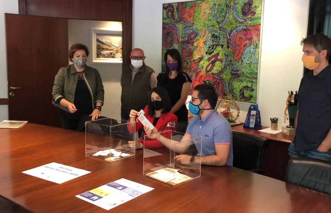 Un moment del sorteig dels horts aquest matí al Comú encampadà.