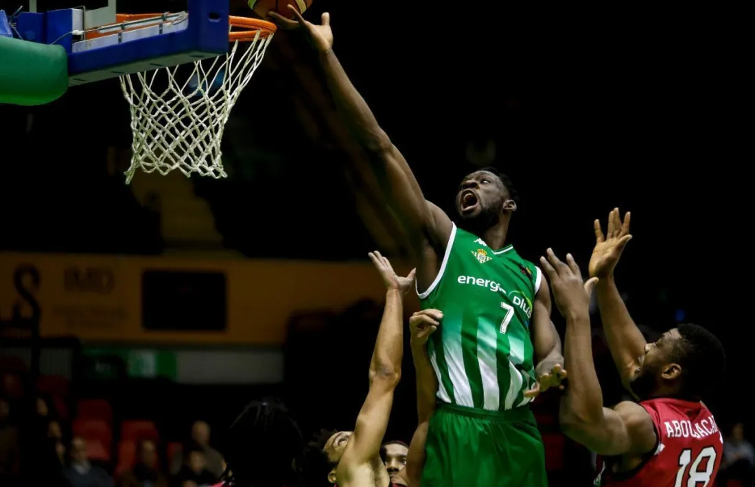 ‘Tunde’ Olumuyiwa, amb el Reial Betis.