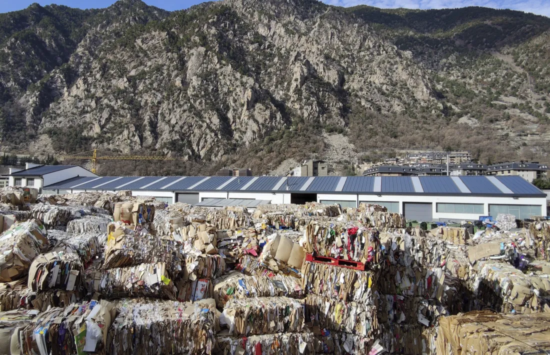 Una planta de tractament de paper i cartró destinat al reciclatge.