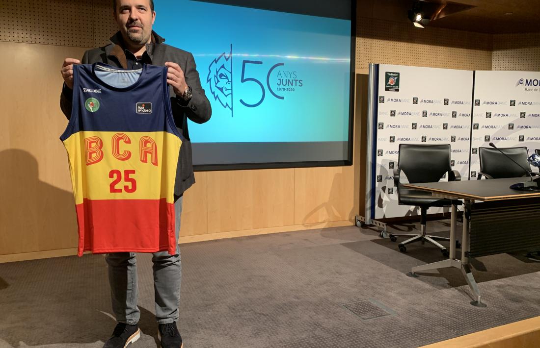 El president del BC MoraBanc, Gorka Aixàs, amb la samarreta que lluirà el primer equip el 24 de juny contra el Reial Madrid.