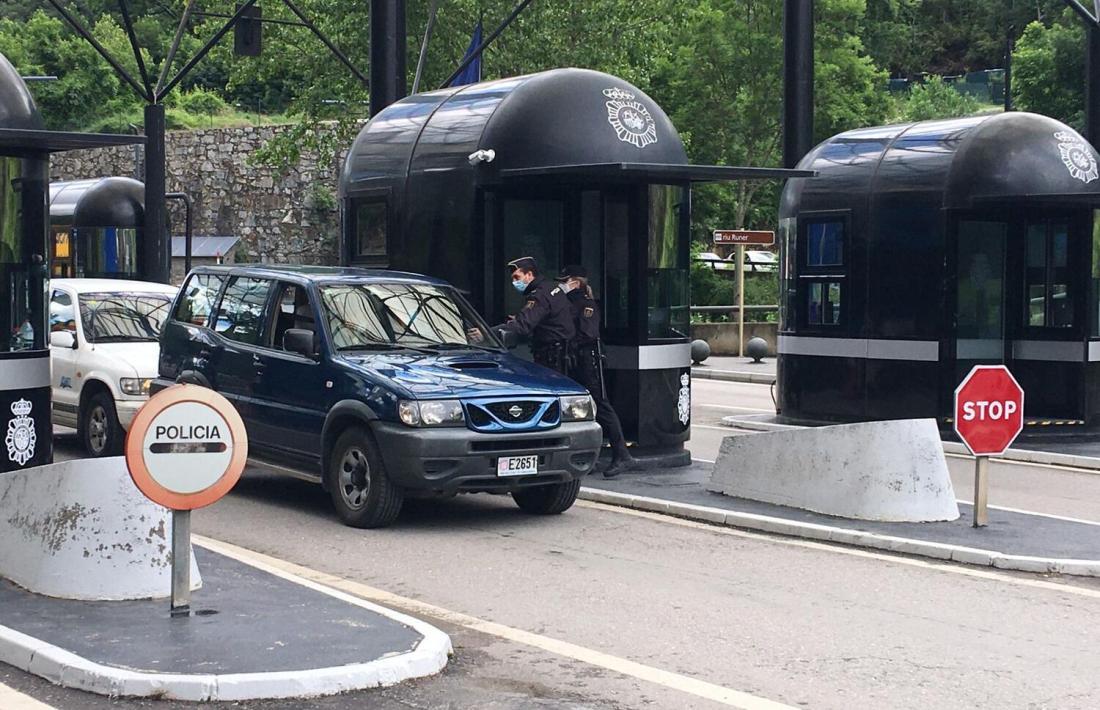 La policia espanyola atura un vehicle andorrà.