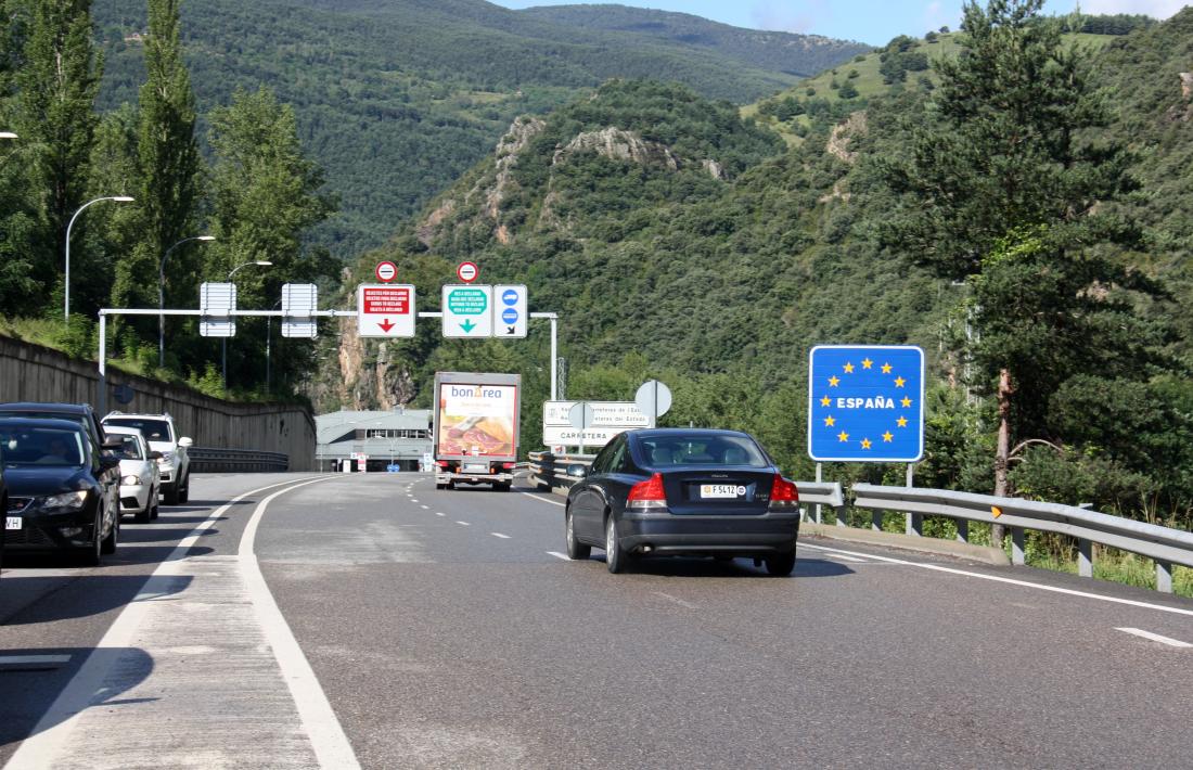 Cotxes entrant a la regió sanitària de l'Alt Pirineu i Aran procedents d'Andorra, aquest matí.