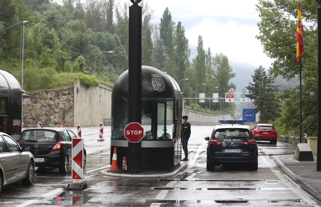 Vehicles creuant la frontera del riu Runer a finals de la setmana passada.