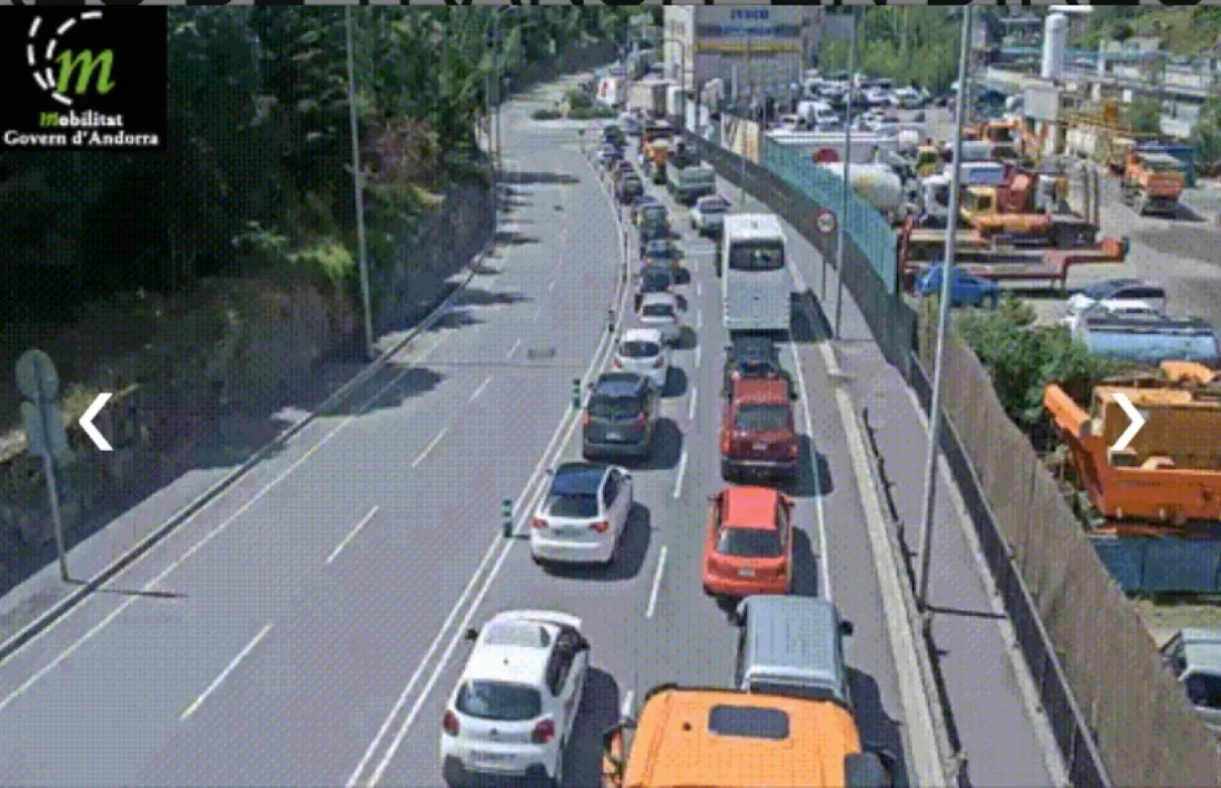 Vehicles aturats a la zona de la rotonda de l'Olivera.