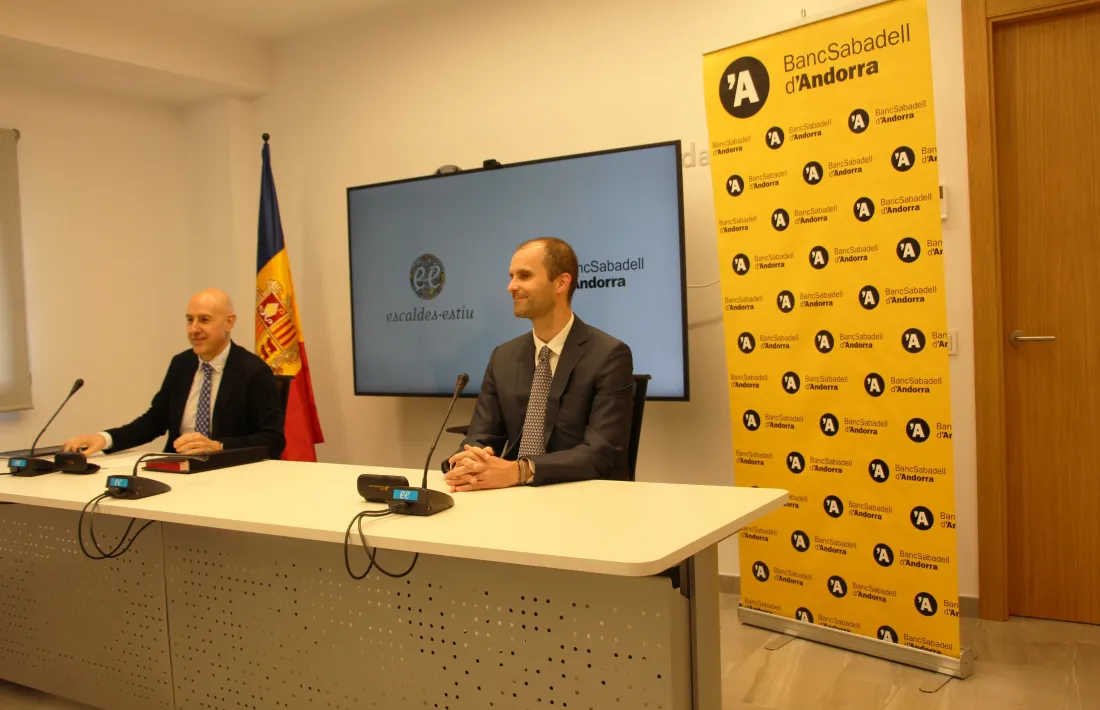 El cònsol menor d'Escaldes-Engordany, Joaquim Dolsa, i el director de Banca Personal del Banc Sabadell d'Andorra, Gerard Fonolleda, durant la presentació de la col·laboració.