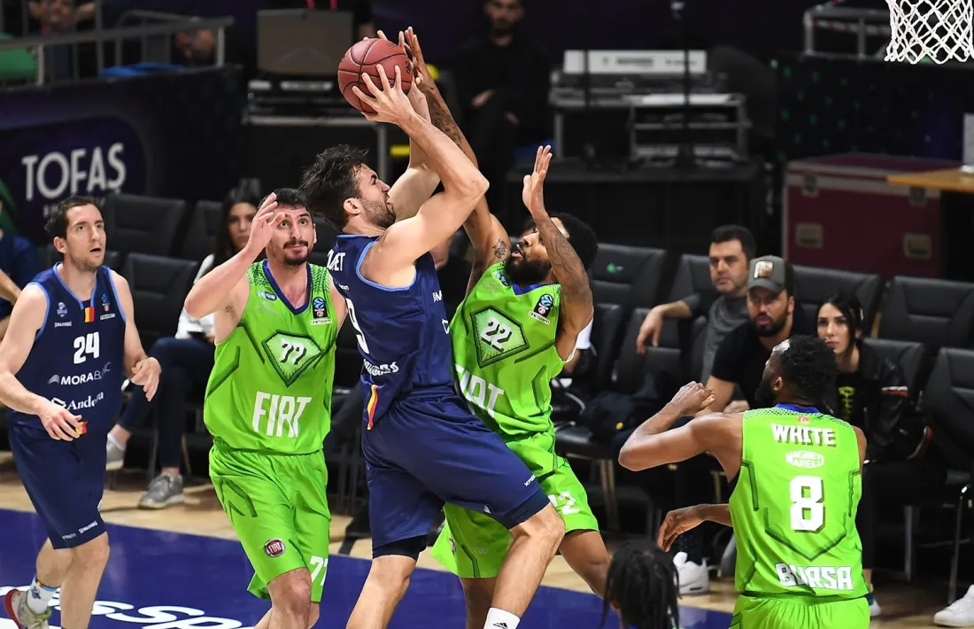 L’aler pivot català del MoraBanc, Nacho Llovet, defensat per Tarik Phillip, del Tofas Bursa, en l’últim partit d’EuroCup del curs passat.