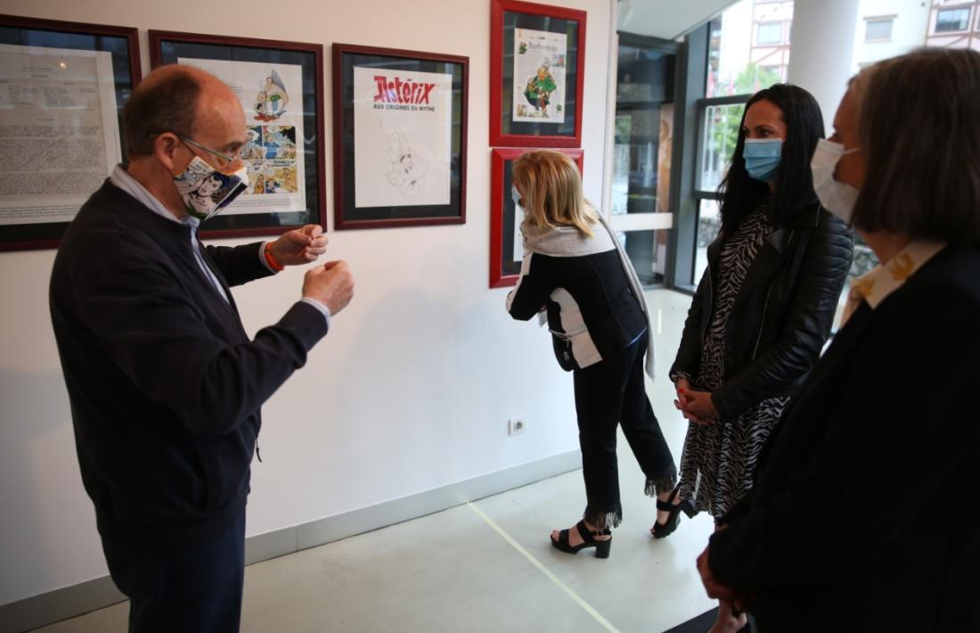 Pieras explica detalls de l’exposició a la cònsol Olga Molné i l’ambaixadora Jocelyne Caballero; la directora de Promoció Cultura, Montse Planelles, es mira les planxes.