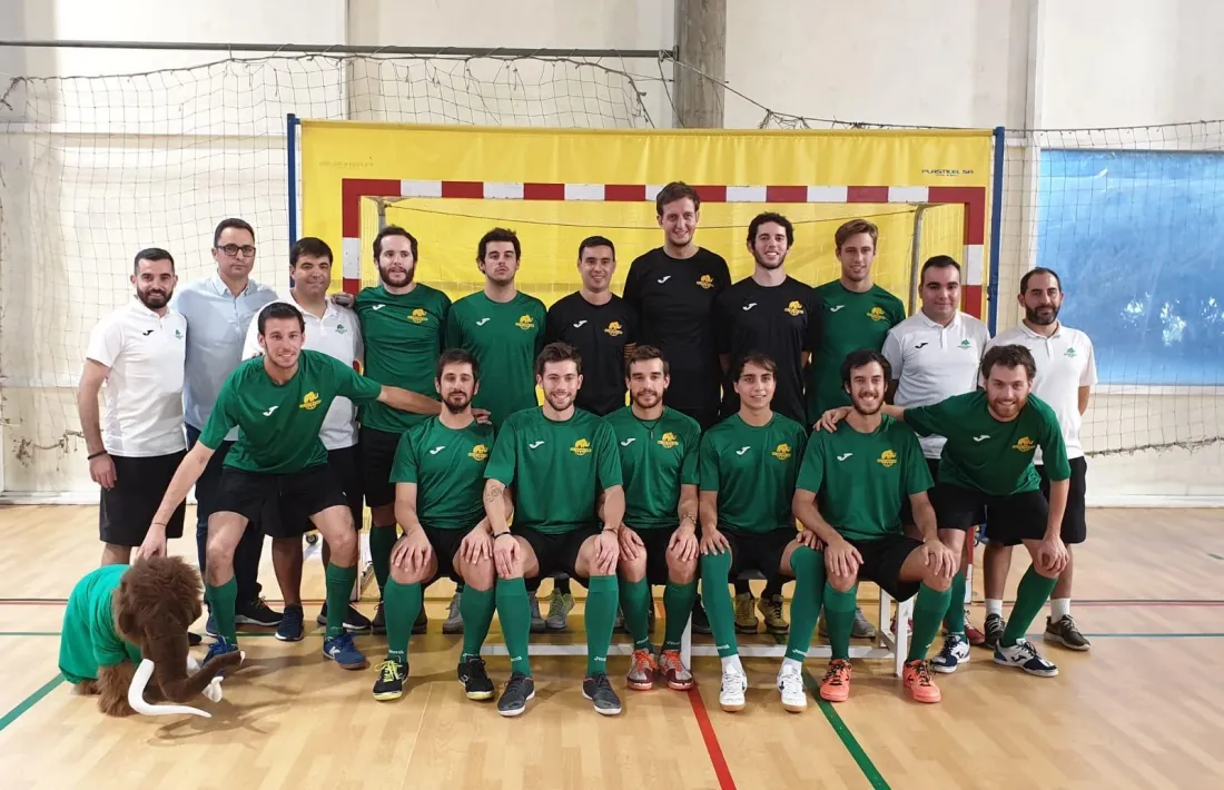 Arnau Rodríguez, el tercer a baix començant per la dreta, amb el seu equip de Les Corts, que va acabar primer del grup 2 de tercera.