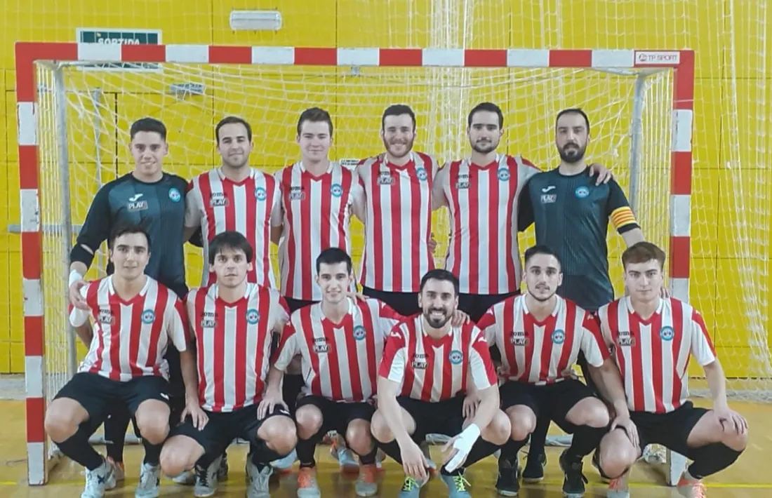  Oriol Rodríguez, el primer a baix començant per l’esquerra, amb el seu equip de la Penya Esplugues, segon al grup 2 de tercera.