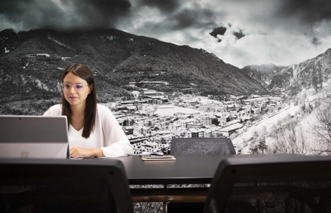 La consellera de Desenvolupament Estratègic i Comercial i de Projectes Participatius del comú d'Andorra la Vella, Meritxell López, durant la formació.