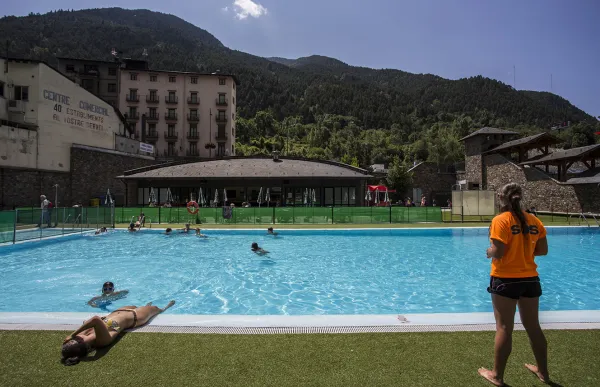 150938_piscina-exterior-dencamp-comu-dencamp_1814228775_41521941_1329x886