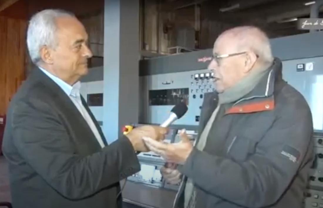 Joan Font és l’autor de les entrevistes, fetes a les instal·lacions de l’emissora al cap del port.