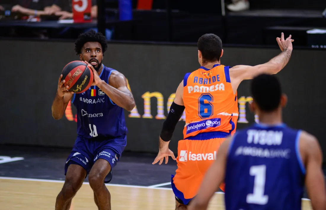 Frantz Massenat defensat per el millor jugador del partit, Alberto Abalde.