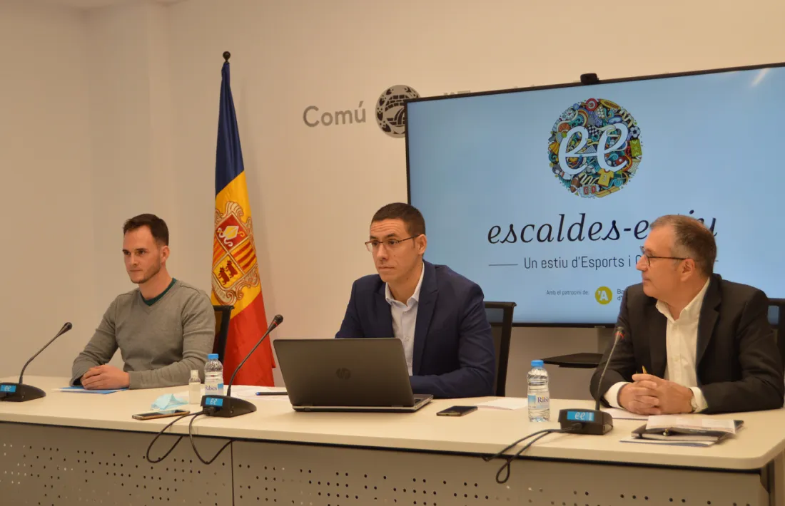 El conseller d'Esports d'Escaldes-Engordany, Josep Batalla; el de Cultura, Valentí Closa, acompanyats del coordinador d'Instal·lacions i Activitats del departament d'Esports, Ivan Gómez.
