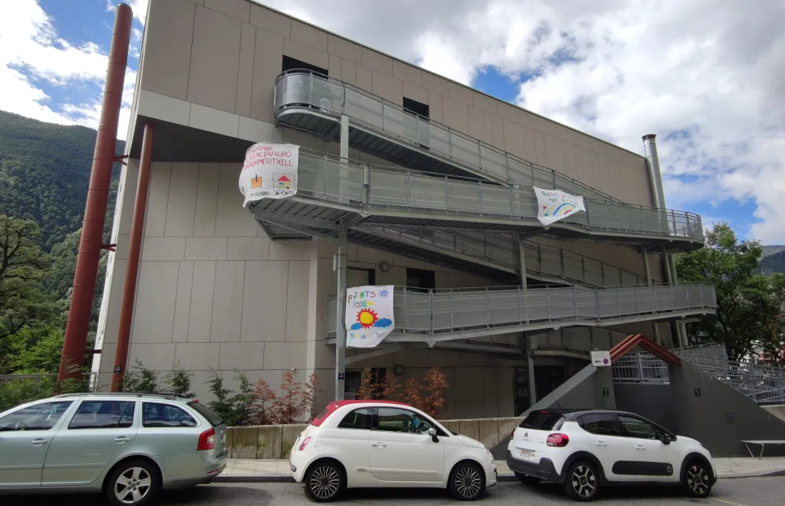 La façana de l’Albó encara conserva missatges d’ànims amb relació a la pandèmia.