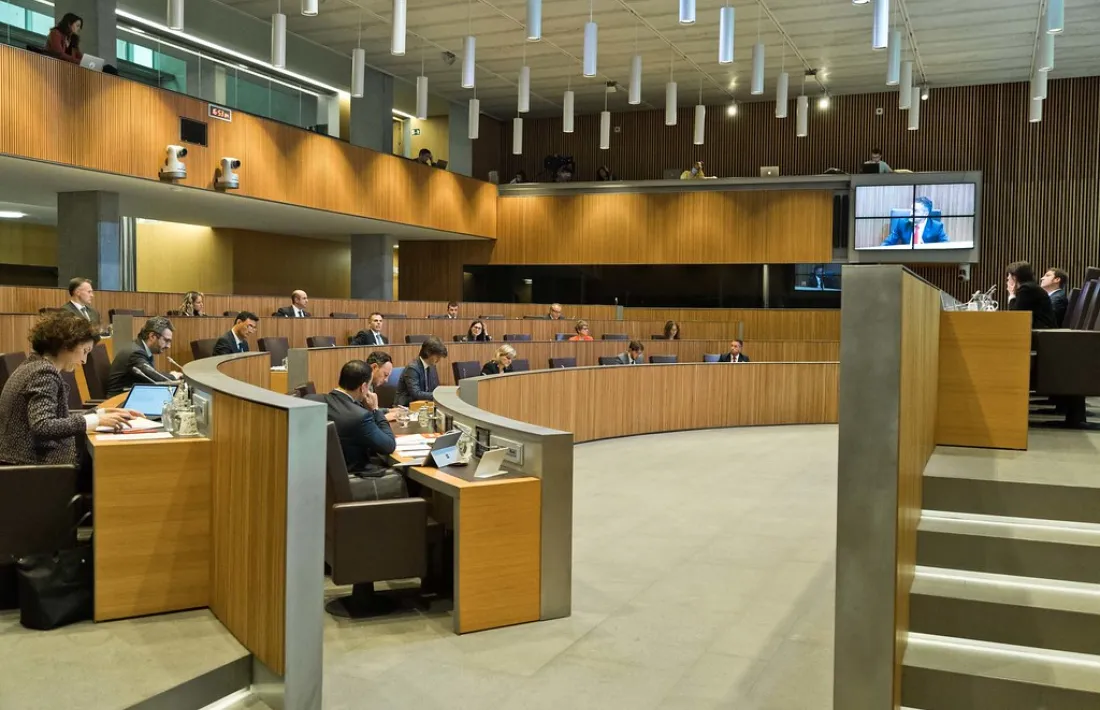 Un moment de la sessió celebrada ahir amb un aforament reduït.