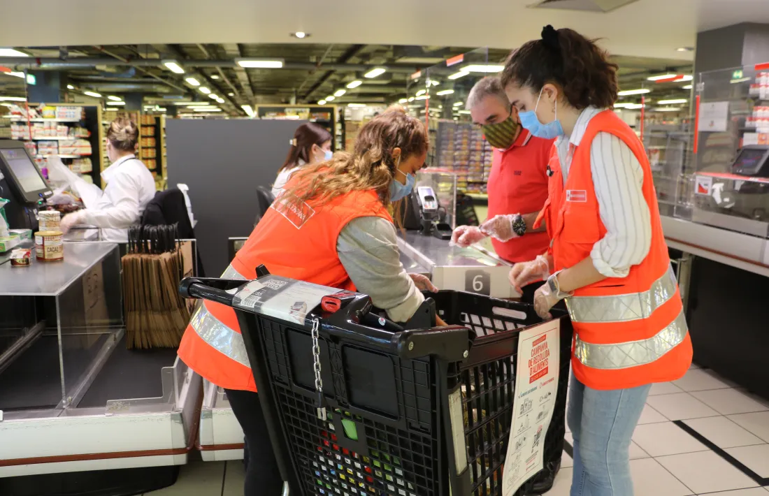 Voluntàris de la Creu Roja en l'inici de la campanya de recollida d'aliments d'aquest cap de setmana.