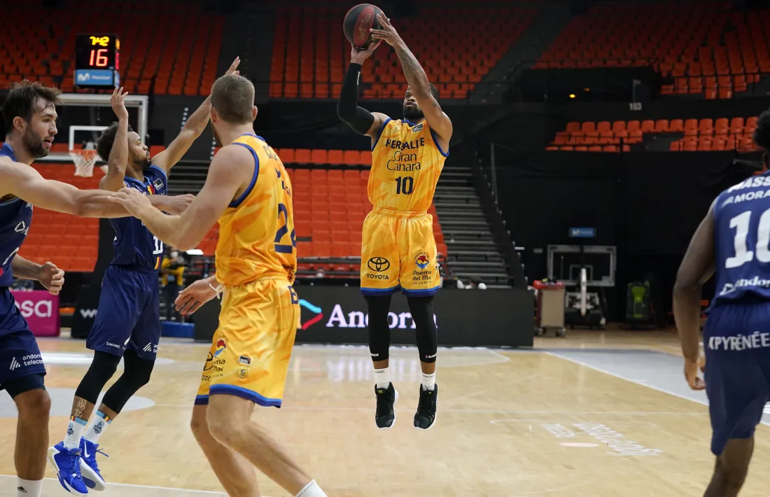 Omar Cook anotat un dels seus sis triples davant de Clevin Hannah.