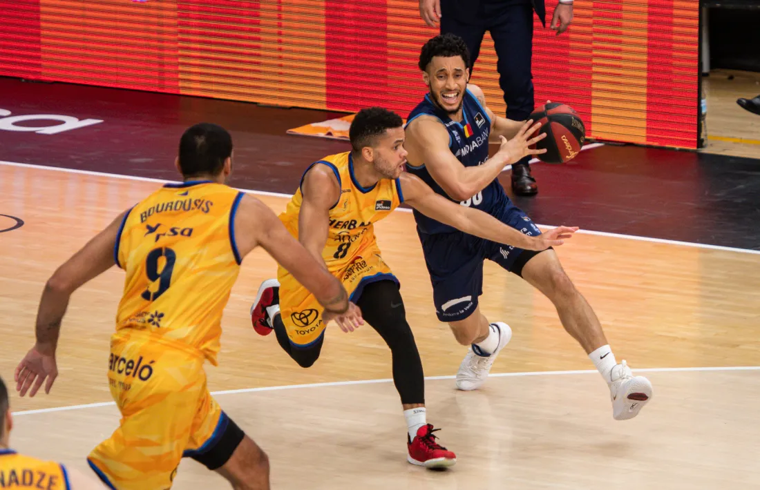 Jeremy Senglin defensat per el belga Manu Lecomte.