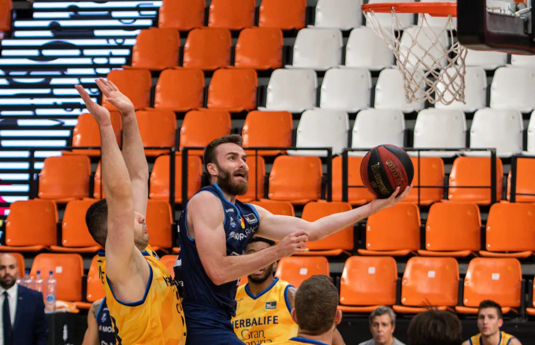 David Jelínek anotant una safata davant Beqa Burjanadze.