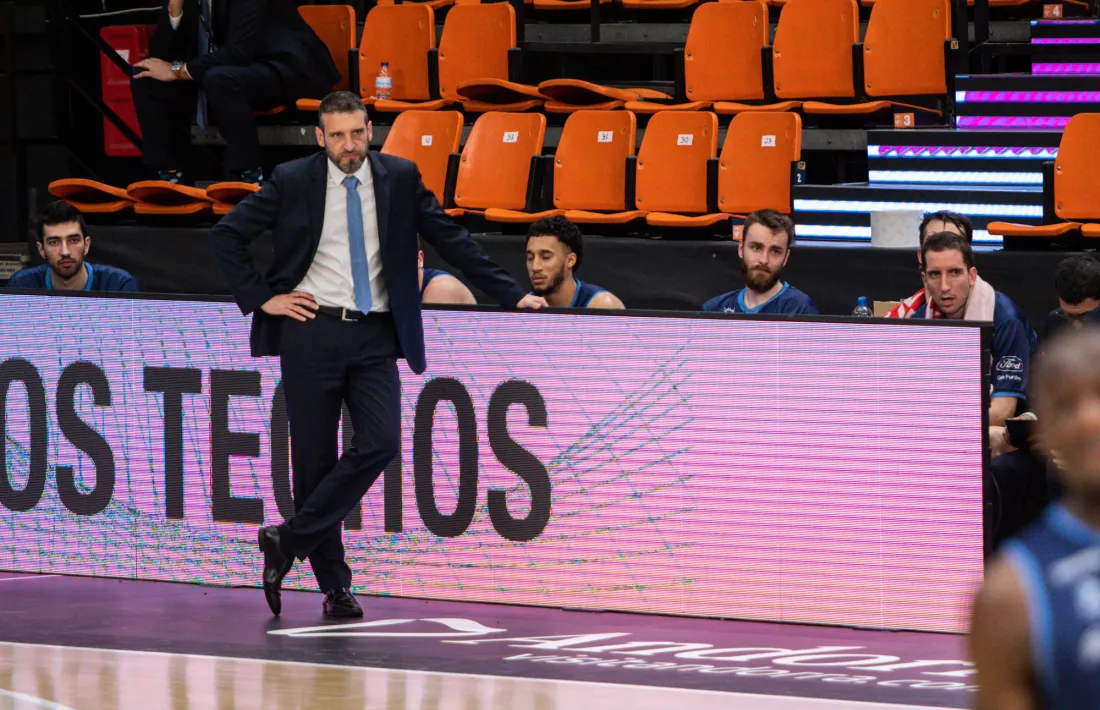 Ibon Navarro mirant-se el partit amb cara de circumstàncies.