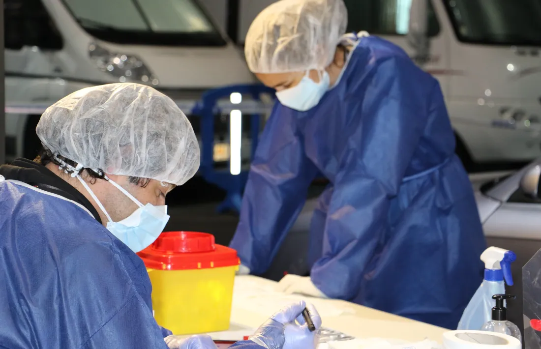 Dos professionals de la salut que van treballar als 'stop labs'.