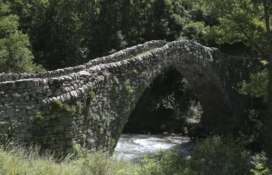 Un dels caps del pont, el més proper a la carretera, ha mostrar una major feblesa; l’altre està més sòlidament ancorat a la roca.