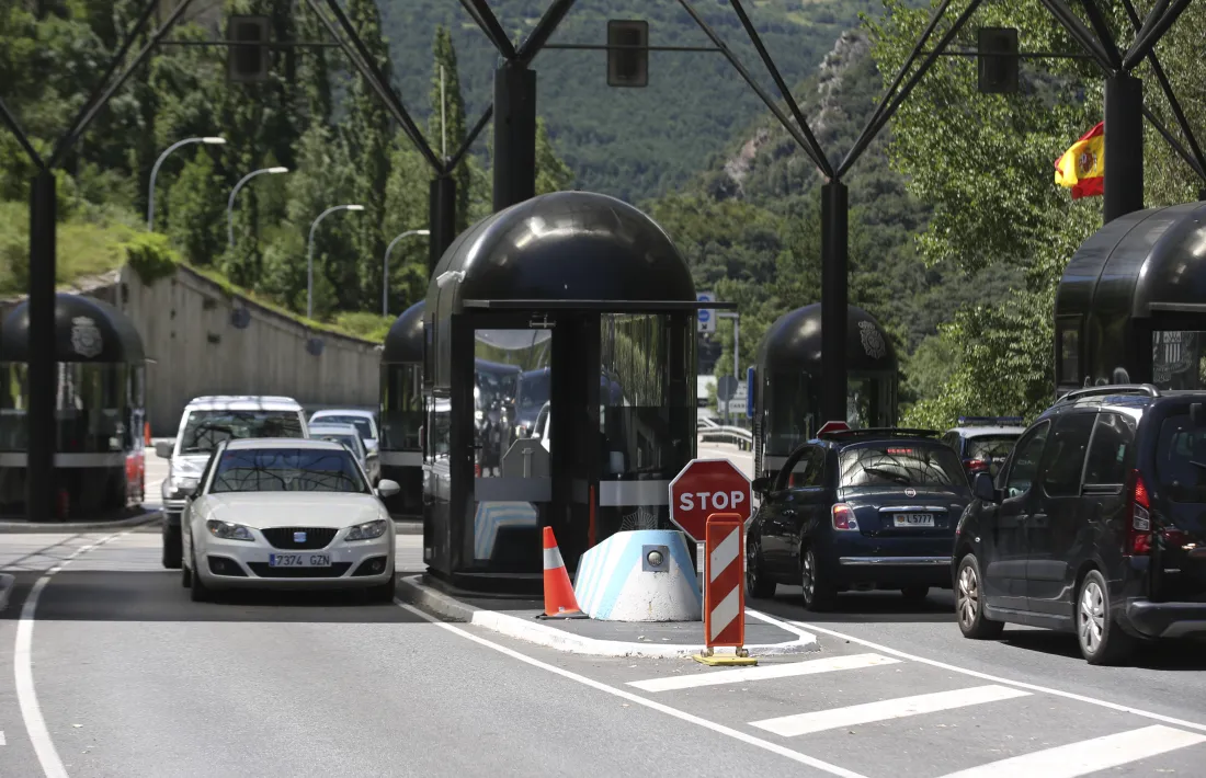 Els vehicles procedents d’Espanya van anar entrant de manera esglaonada al país, ahir al matí.