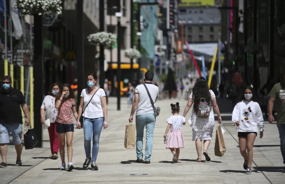 Alguns dels visitants que ahir a la tarda es van aplegar a l’eix central per fer algunes compres.