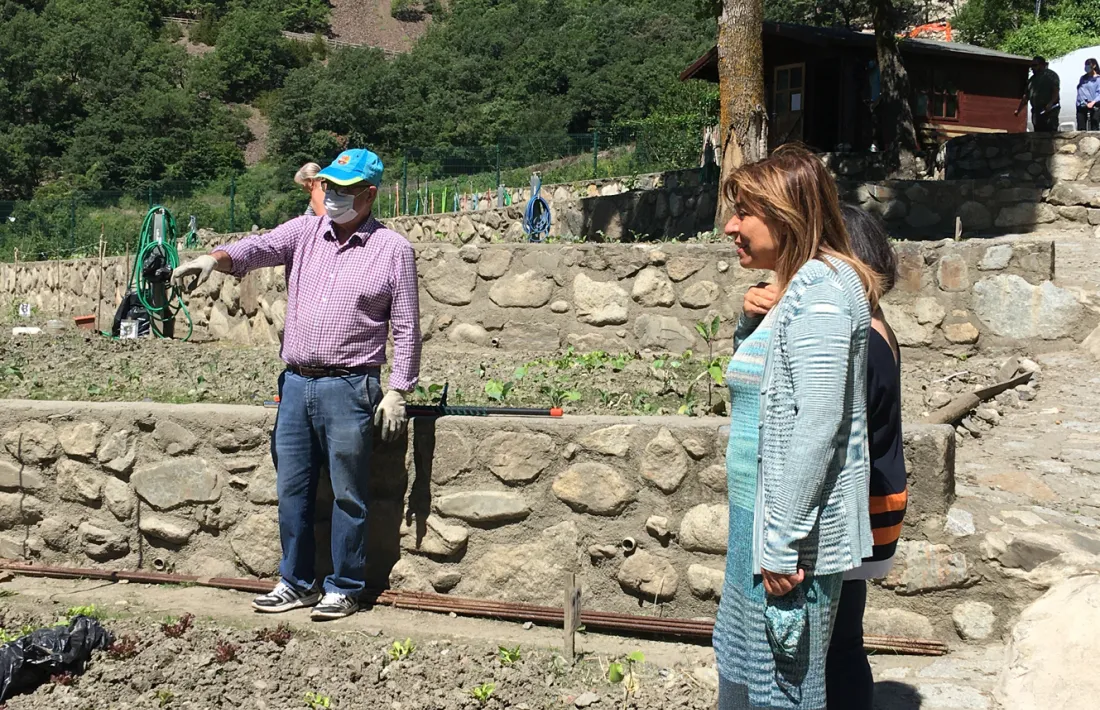 La cònsol major d'Andorra la Vella, Conxita Marsol, amb un dels hortolans dels horts socials de la Margineda