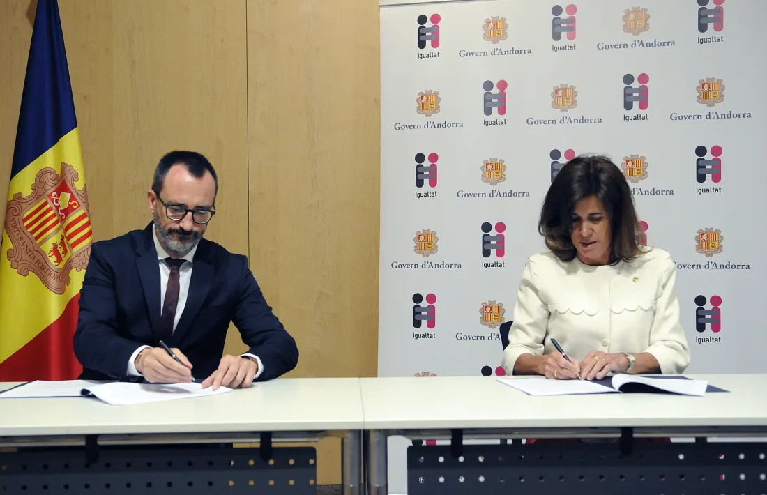 Moment de la signatura del Pla de sensibilització en matèria d'igualtat, aquest migdia.