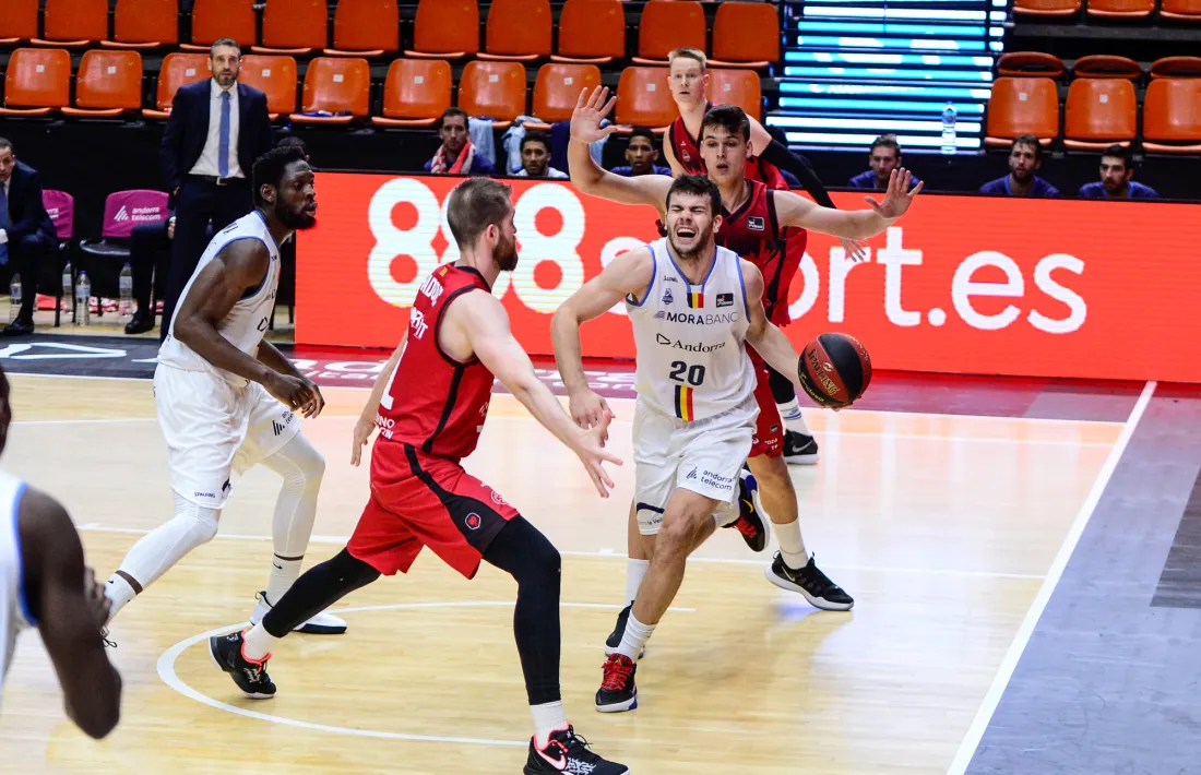 L’aler serbi del BC MoraBanc, Dejan Todorovic, va ser el millor del partit, però va rebre en aquesta jugada un cop a la cama.