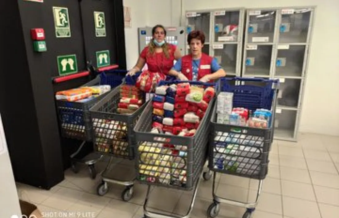 Dos voluntaris animaven els clients a fer aportacions a cada supermercat.