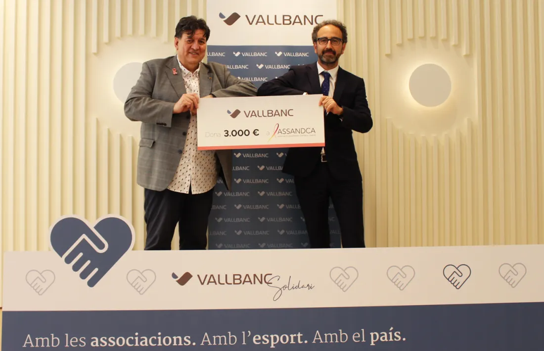 El president d'Assandca, Josep Saravia, i el director de Negoci de Vall Banc, Gerard Albà, durant l'entrega del xec.
