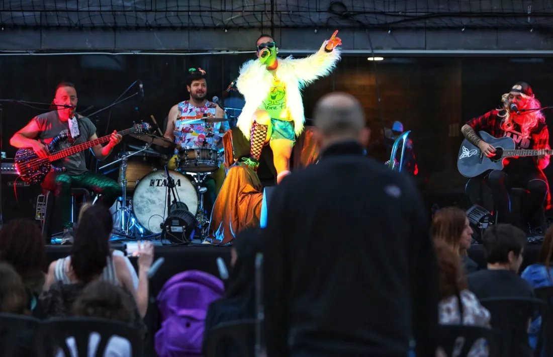 Un moment del concerts dels Punkers a la plaça de les Fontetes.