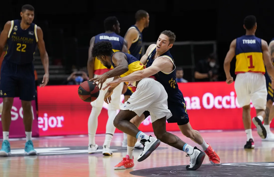 Frantz Massenat marxant de la pressió defensiva de Fabien Causeur.