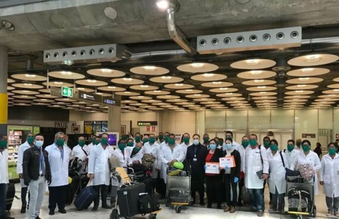 Els sanitaris cubans després d'aterrar a l'aeroport de Madrid durant el seu viatge cap a Andorra.