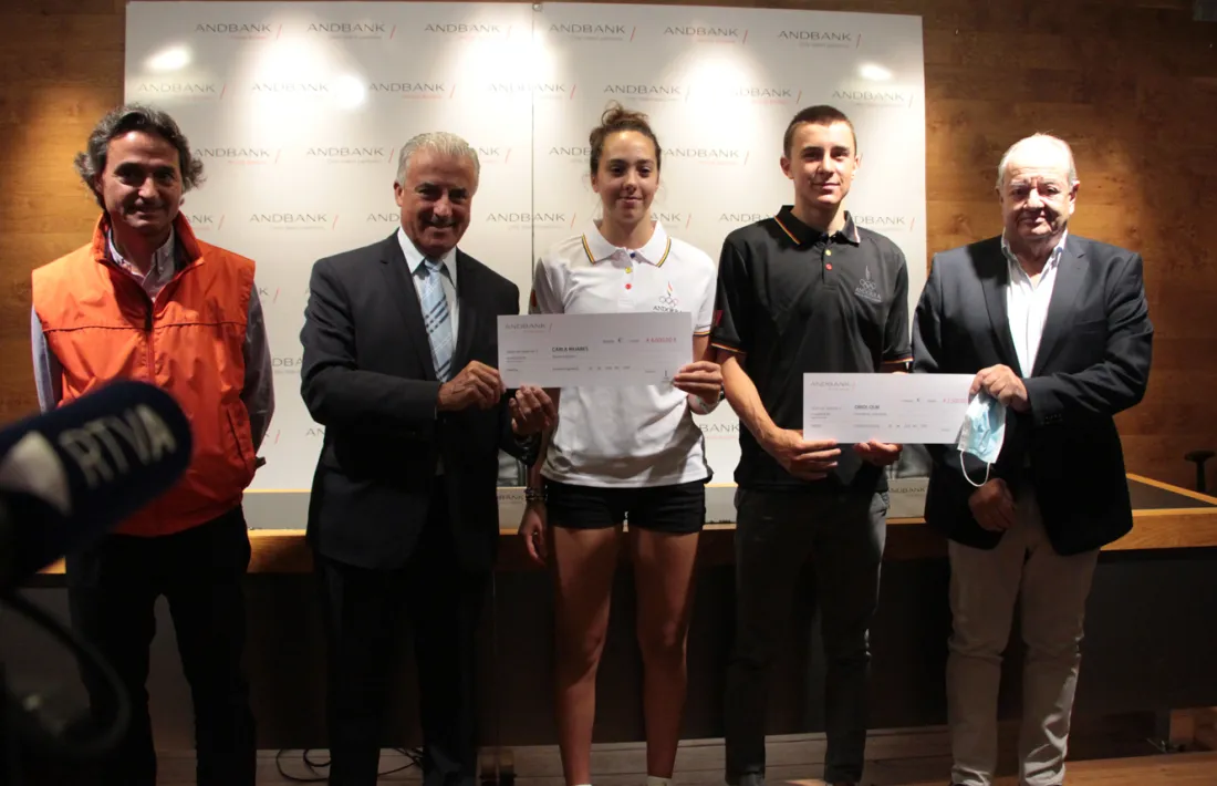 L'entrega dels xecs als esquiadors Carla Mijares i Oriol Olm.