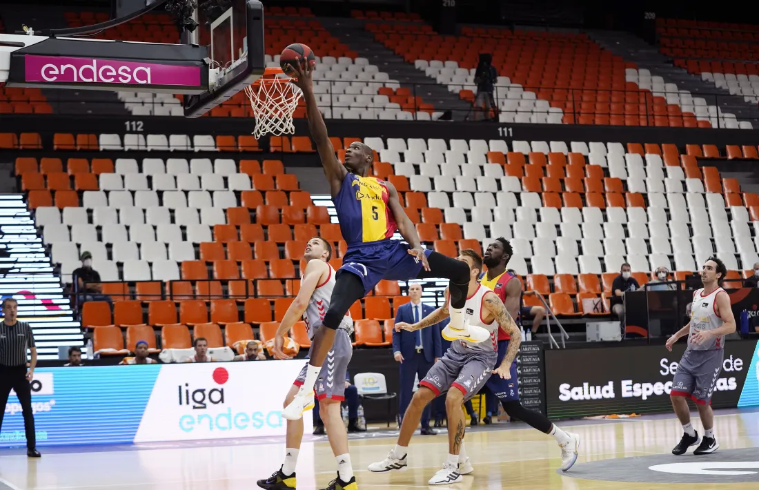 Bandja Sy anotant una safata.